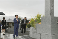 安倍晋三回家乡祭拜父亲 夫人一同随行