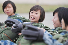 初“踏”云雾、勇敢一跳！女空降兵完成大飞机伞降训练
