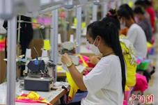 走访柬埔寨制衣业：中国注入复苏“强心剂