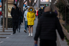 【气象】北京遇入冬以来最低温 市民在寒风中前行。