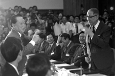 【历史上的今天】1993年海峡两岸间第一次握手