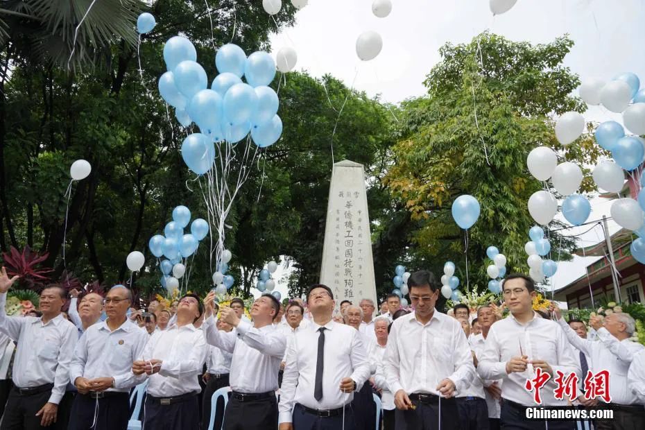 图为在马来西亚吉隆坡，出席南侨机工公祭仪式的各界人士共同放飞气球，祈愿和平。中新社记者 陈悦 摄.jpg