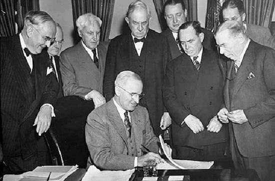 1948年4月3日，杜鲁门签署了马歇尔计划，实际上马歇尔计划已经于1947年正式实施。该计划持续了4年，欧洲各国通过欧洲经合组织接受了美国大量援助。而欧洲把资金又转而购买美国大量的商品。.jpg