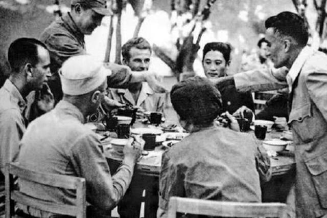 1944年6月，八路军总部在王家坪桃园设宴招待中外记者团。.jpeg