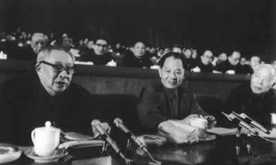 胡耀邦（中）、万里（右）、廖承志（左）出席会议.jpg