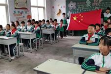 山村小学迎来年轻教师队伍 让更多孩子拥有走出大山的机会