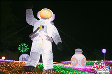 宁夏：西夏风情园景区开启夏季“夜游模式”
