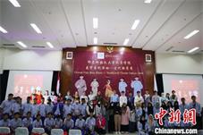印尼孔子学院学生“秀”华服迎春节