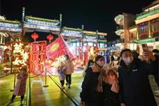 北京：彩灯添年味，文旅过大年