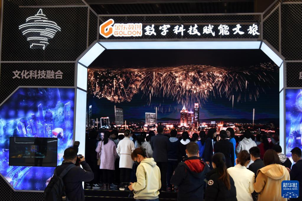 3月27日，参观者在观看光影魔方。.jpg