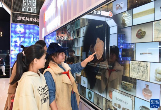 3月27日，两名小学生在体验“数字文博互动”项目。.jpg