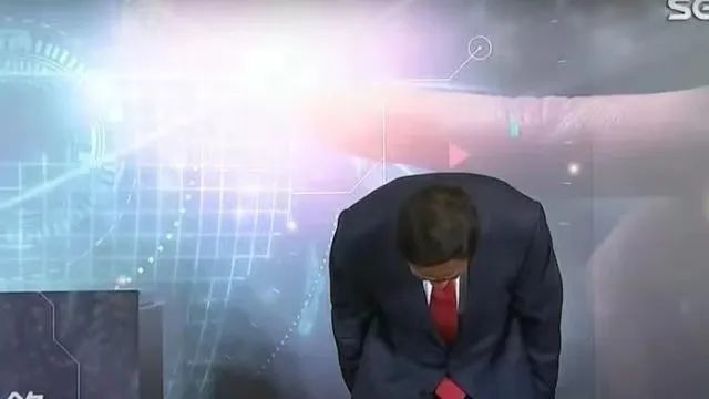 郭台铭鞠躬道歉 图源:台媒.jpg 郭台铭鞠躬道歉 图源:台媒.jpg