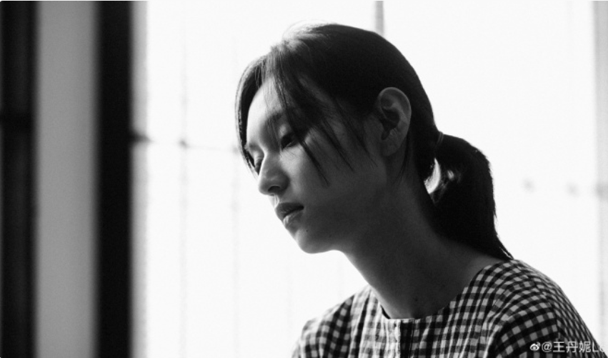 王丹妮在电影《毒舌律师》中饰演深陷虐女冤案的无辜妈妈曾洁儿。图自王丹妮微博.png