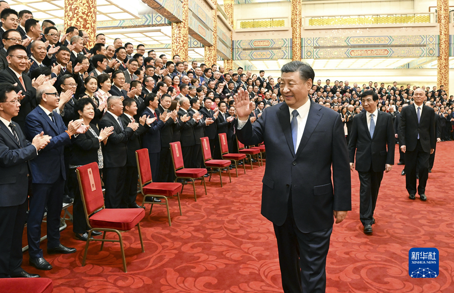 5月8日，党和国家领导人习近平、王沪宁、蔡奇等在北京人民大会堂会见第十届世界华侨华人社团联谊大会代表。新华社记者 李学仁 摄.jpg