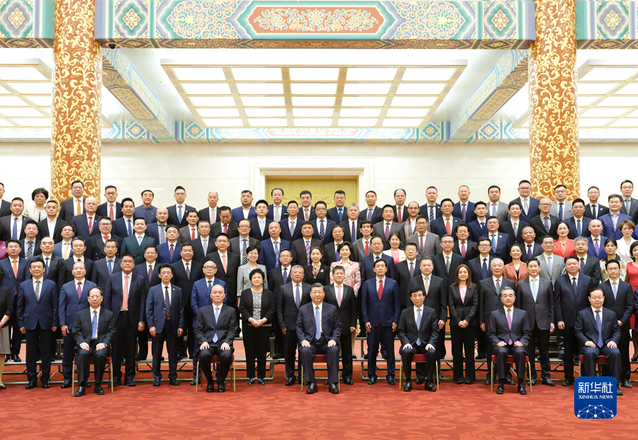 5月8日，党和国家领导人习近平、王沪宁、蔡奇等在北京人民大会堂会见第十届世界华侨华人社团联谊大会代表。新华社记者 李学仁 摄1.jpg