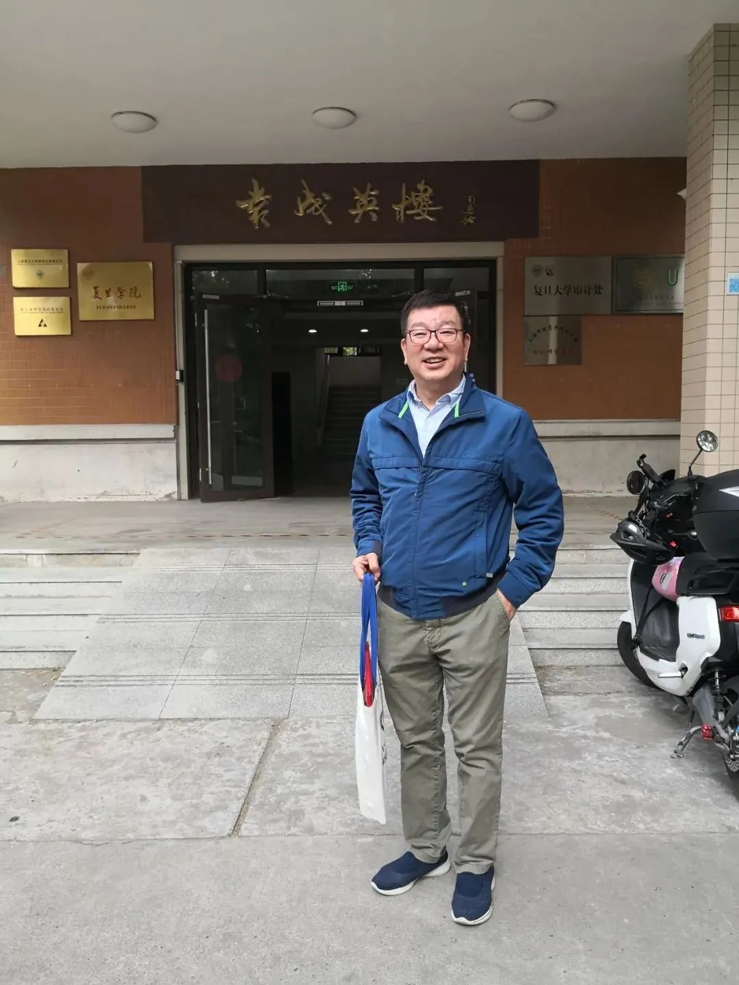 赵东元拎着布袋的这张照片上了热搜。周桂发 摄.jpg