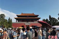 高温下火爆的暑期游，日薪千元“一导难求”