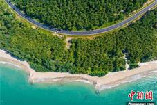 沿着环岛旅游公路看海南 游客“快进慢游”体验海岛风光