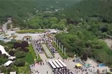 暑期旅游市场火爆 多地景区客流量保持高位运行