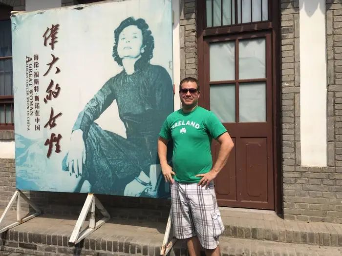 这是亚当·福斯特在陕西西安参观八路军西安办事处纪念馆的资料照片。新华社发.jpg