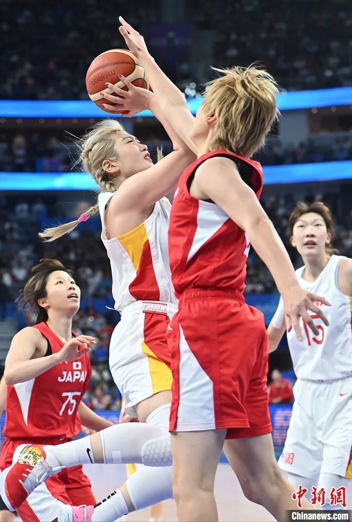 李梦上篮。骆云飞 摄.jpg