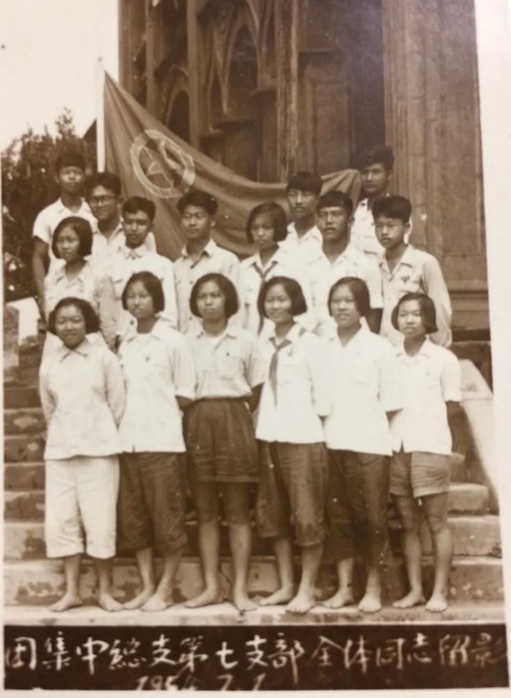 陈毅明（前排左三）在集美中学就读时与同学合影。.png