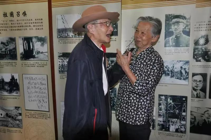 陈毅明与百岁南侨机工罗开瑚合影。.png
