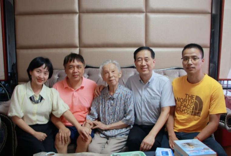 致公党厦门市委会专职副主委李瑞盛（右二）等看望陈毅明。.png