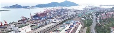 9月15日，中哈（连云港）物流合作基地，大批集装箱正在等待中欧班列装车。耿玉和摄（影像中国）.jpg