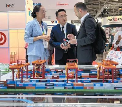 在2023年慕尼黑国际物流博览会上，工作人员在中铁集装箱运输有限公司展台前向国外客户介绍广州国际港中欧班列站点设施。本报记者 李 强摄.jpg