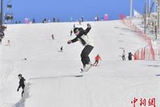 滑粉雪泡温泉玩漂流：长白山冬季旅游亮点纷呈