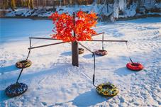 北京欢乐谷打造上万平方米湖心雪场