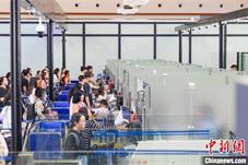 中老边境磨憨口岸迎暑期出境游热潮 单日验放超5000人次