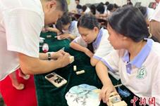 华侨华人青少年掀起文化体验热