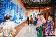 云南大理：游客深度体验白族扎染 “非遗+旅游”成文旅热点