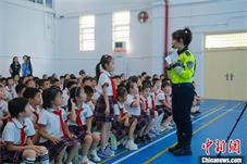 开学第一课：上海浦东交警将路口“搬”进学校