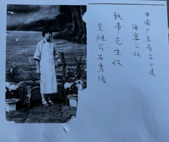 西亚克斯父亲与家人的书信信封和照片。（受访者供图）.jpg