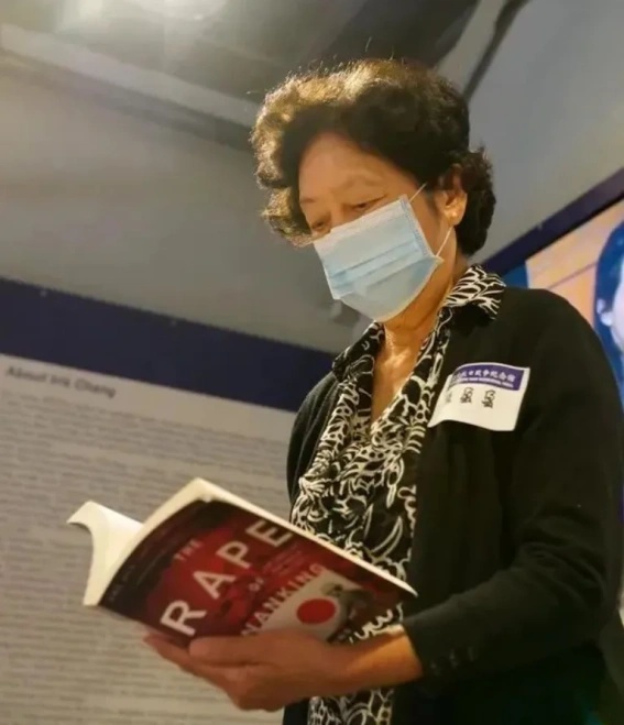 张盈盈女士受邀参加阅览室开设仪式.jpg