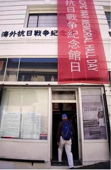 8月20日，一名男子进入海外抗日战争纪念馆参观.jpg