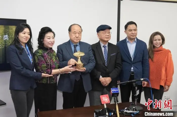 11月28日，第十九届爱心奖颁奖代表与两块砖公益基金管委会代表合影。左起分别为中国新闻社《中国慈善家》品牌总监齐玥、港澳台湾慈善基金会主席李嘉音、诺贝尔文学奖获得者莫言、爱心奖终选委员会主席李焯芬、两块砖公益基金管委会主任王振、爱心奖执行长林斯宜。.jpg