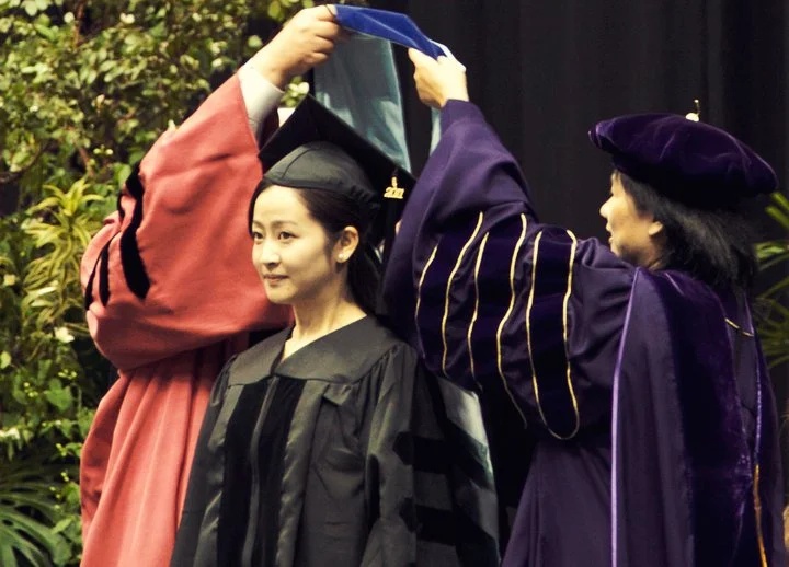 胡懿娟获授博士学位留影.jpg