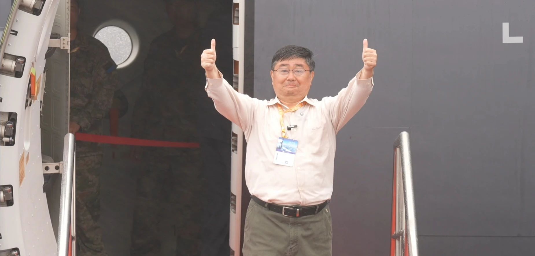 台海军前舰长吕礼诗在珠海航展时登上运-20参观。（受访者供图）.jpg