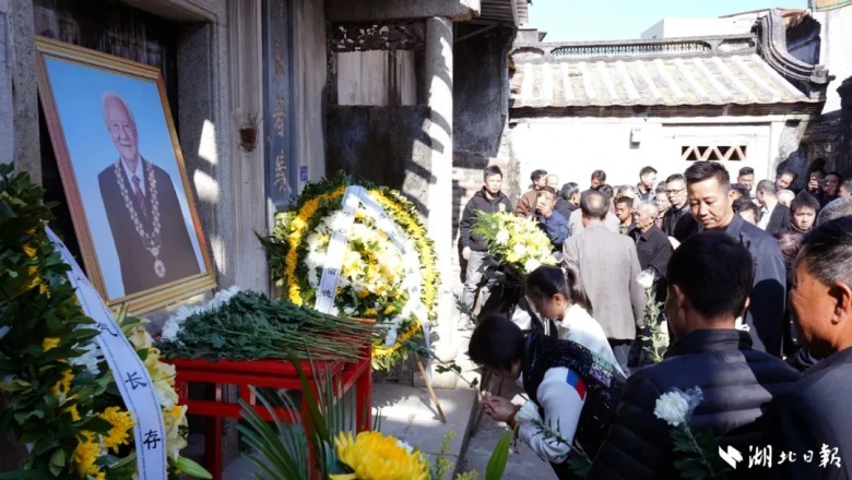 汕尾红海湾经济开发区的居民群众纷纷自发前来悼念黄旭华院士，为黄老敬送花圈，送他最后一程。（湖北日报客户端通讯员 黄小斯 摄）.jpg