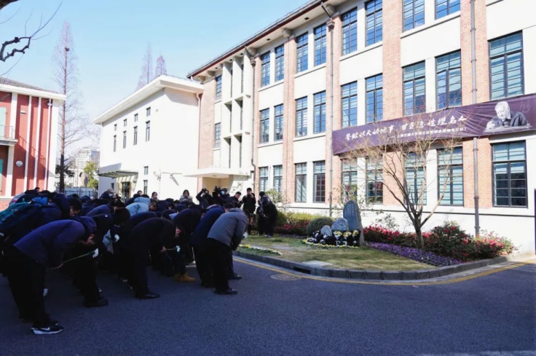 上海交通大学师生表达对黄旭华院士的追思与缅怀。（图源：上海交通大学）.jpg
