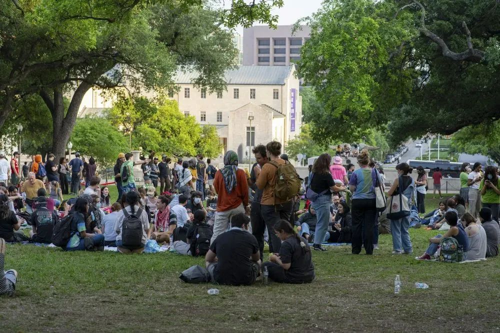 2024年4月24日,人们在美国得克萨斯大学奥斯汀分校校园里举行集会。新华社发(克里斯托弗·达维拉摄).jpg 2024年4月24日,人们在美国得克萨斯大学奥斯汀分校校园里举行集会。新华社发(克里斯托弗·达维拉摄).jpg