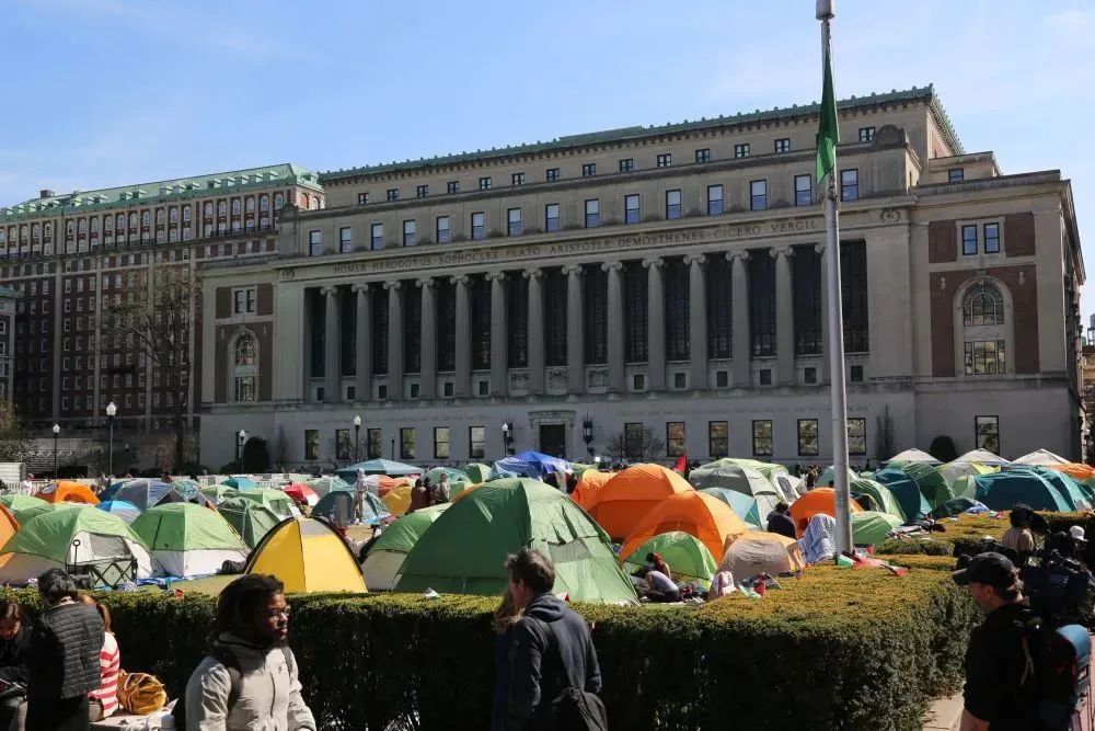 这是2024年4月26日在美国纽约的哥伦比亚大学拍摄的“声援加沙营地”抗议活动现场。新华社记者刘亚南摄.jpg 这是2024年4月26日在美国纽约的哥伦比亚大学拍摄的“声援加沙营地”抗议活动现场。新华社记者刘亚南摄.jpg
