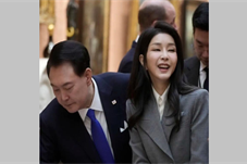 【前沿观察】韩国史上首对前总统夫妇同日沦为囚徒