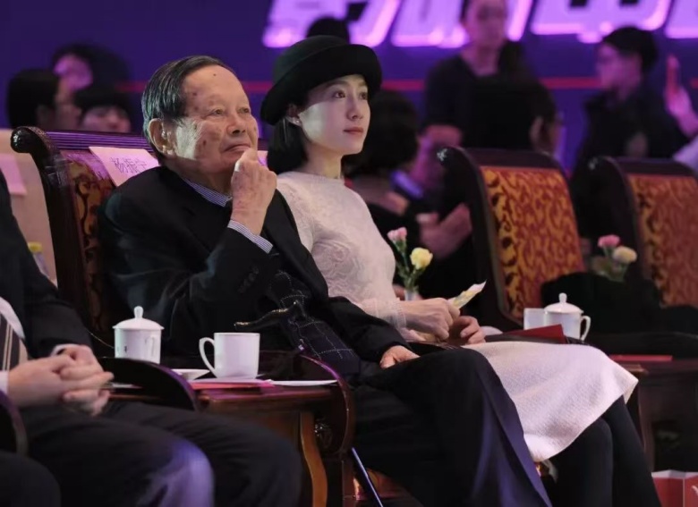 杨夫妇.jpg 杨夫妇.jpg