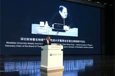 【新闻】临时改变议程！全场肃立默哀，悼念杨振宁