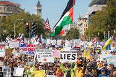 【华闻资讯】“我们不要国王要自由”：美全国数百万示威浪潮 纽约成焦点之城